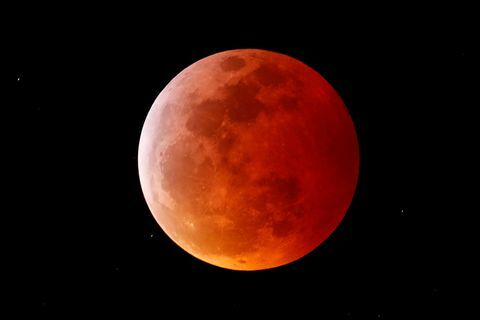 5月26日満月・皆既月食】2021年最大の満月スーパームーンが皆既月食に！方角や時間、見どころを解説